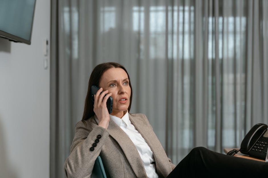 mujer hablando por teléfono